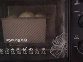 放入预热好的烤箱底层，180度烤30分钟