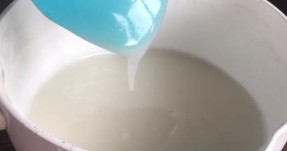 离火后经常搅拌至凉透，再放冰箱冷藏至10度左右