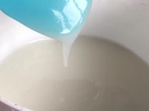 离火后经常搅拌至凉透，再放冰箱冷藏至10度左右