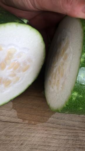 冬瓜外皮刷洗干净，再切一块大碗大小的段