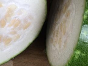 冬瓜外皮刷洗干净，再切一块大碗大小的段