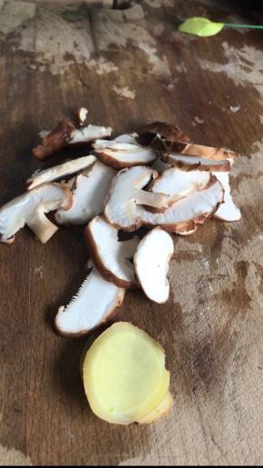 把生姜和香菇洗净，切成片