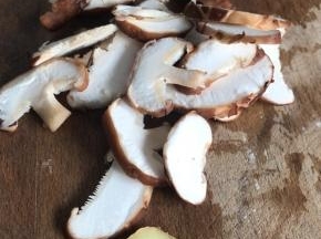 把生姜和香菇洗净，切成片