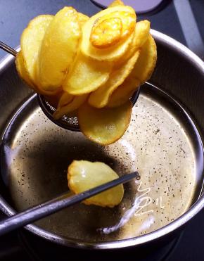 当土豆片的边缘呈现金黄色、有点红色时捞出