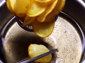当土豆片的边缘呈现金黄色、有点红色时捞出