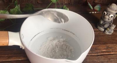 糯米粉放入奶锅中