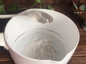 糯米粉放入奶锅中