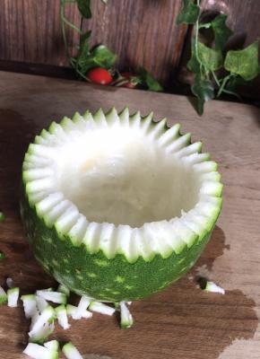 把盅口做点自己喜欢的造型，在内壁抹上少许盐腌制一会