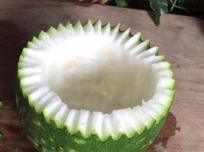 把盅口做点自己喜欢的造型，在内壁抹上少许盐腌制一会