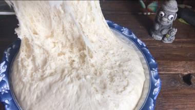 我差点给忘了的，发酵好的面团取出