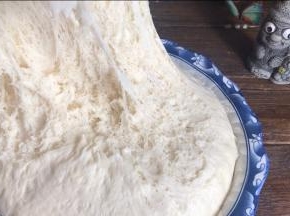 我差点给忘了的，发酵好的面团取出