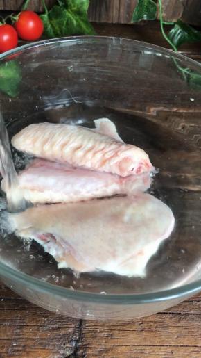 鸡翅洗净后用清水浸泡半小时