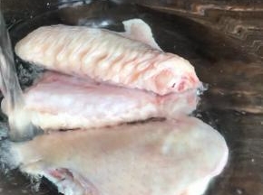 鸡翅洗净后用清水浸泡半小时