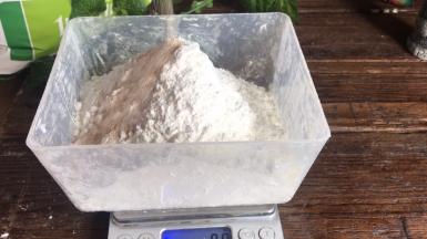 把酵母放入面粉中