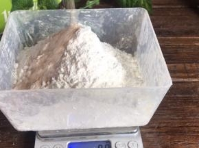 把酵母放入面粉中