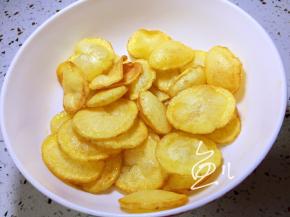 沥干油，放入碗中