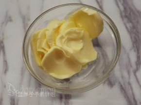 黄油软化到用手指能轻易按出一个洞的状态。