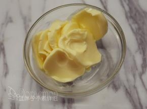 黄油软化到用手指能轻易按出一个洞的状态。