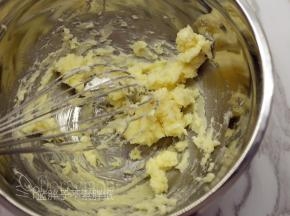 软化好的黄油加入糖粉，用手动打蛋器快速搅打均匀。