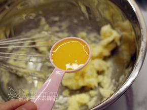 加入全蛋液，一样快速搅匀。