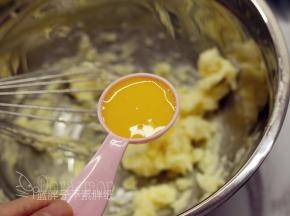 加入全蛋液，一样快速搅匀。