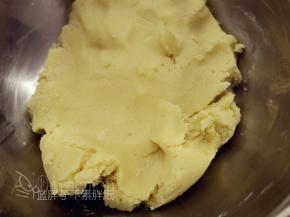 筛入低筋面粉，用刮刀拌匀，也可以用手拌匀。