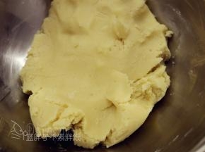 筛入低筋面粉，用刮刀拌匀，也可以用手拌匀。