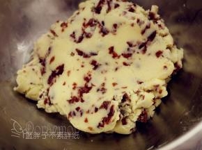 .加入蔓越莓干，拌匀。