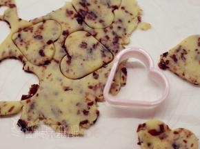 借助学厨饼干模印出心型。