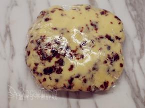 做好的面团用保鲜膜包好，放进冰箱冷藏10分钟。