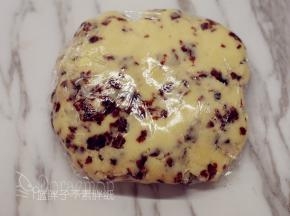 做好的面团用保鲜膜包好，放进冰箱冷藏10分钟。