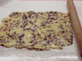 取出面团，用擀面杖擀成厚约0.6厘米的长方形面片。