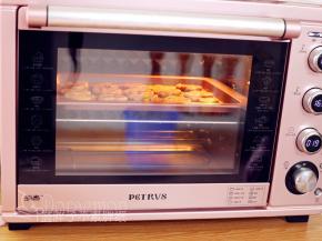 送入预热好的烤箱，上下火165℃，20分钟。