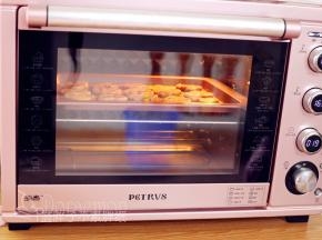 送入预热好的烤箱，上下火165℃，20分钟。