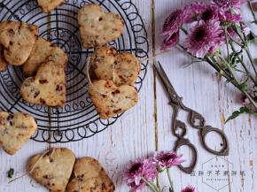 烤好的饼干取出放在晾网上晾凉之后就可以吃了。