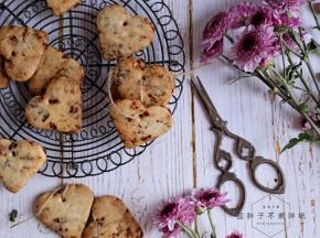 烤好的饼干取出放在晾网上晾凉之后就可以吃了。