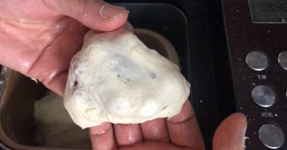 揪一小揪面团，能撑开薄膜即可（因有糯米粉撑不到很薄的薄膜状态的）