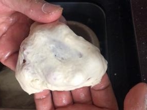 揪一小揪面团，能撑开薄膜即可（因有糯米粉撑不到很薄的薄膜状态的）