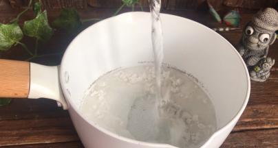 加入200克的清水，拌匀