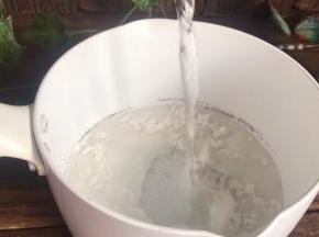 加入200克的清水，拌匀