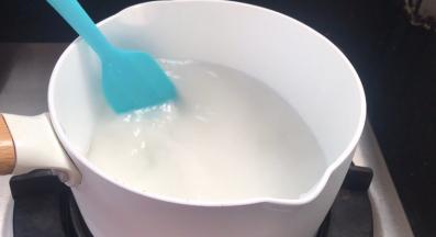 小火慢慢加热，同时不停的搅拌