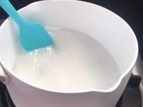 小火慢慢加热，同时不停的搅拌