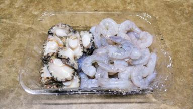 先用鸡爪、排骨、瑶柱熬制高汤备用
鲍鱼、虾仁清洗干净，用料酒、胡椒粉腌20分钟