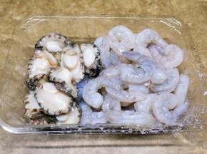 先用鸡爪、排骨、瑶柱熬制高汤备用
鲍鱼、虾仁清洗干净，用料酒、胡椒粉腌20分钟