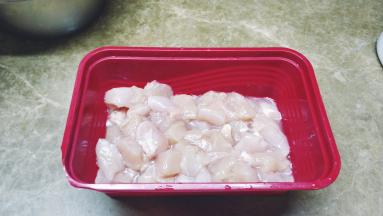 鸡胸肉切粒用盐、生粉腌10分钟