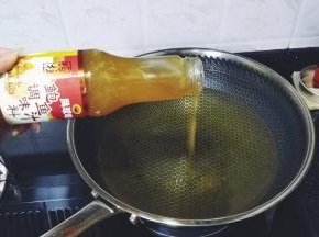 高汤放入锅里煮开后倒入鲍鱼汁、鱼露、鸡精、酱油、糖、料酒