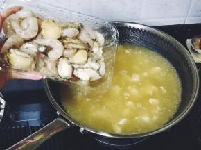 放入鲍鱼、虾仁