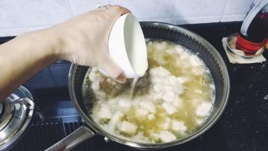 倒入水淀粉勾芡