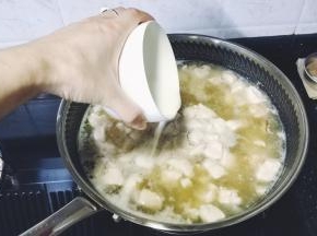 倒入水淀粉勾芡