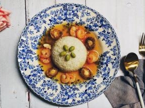 将鲍汁淋入白米饭上